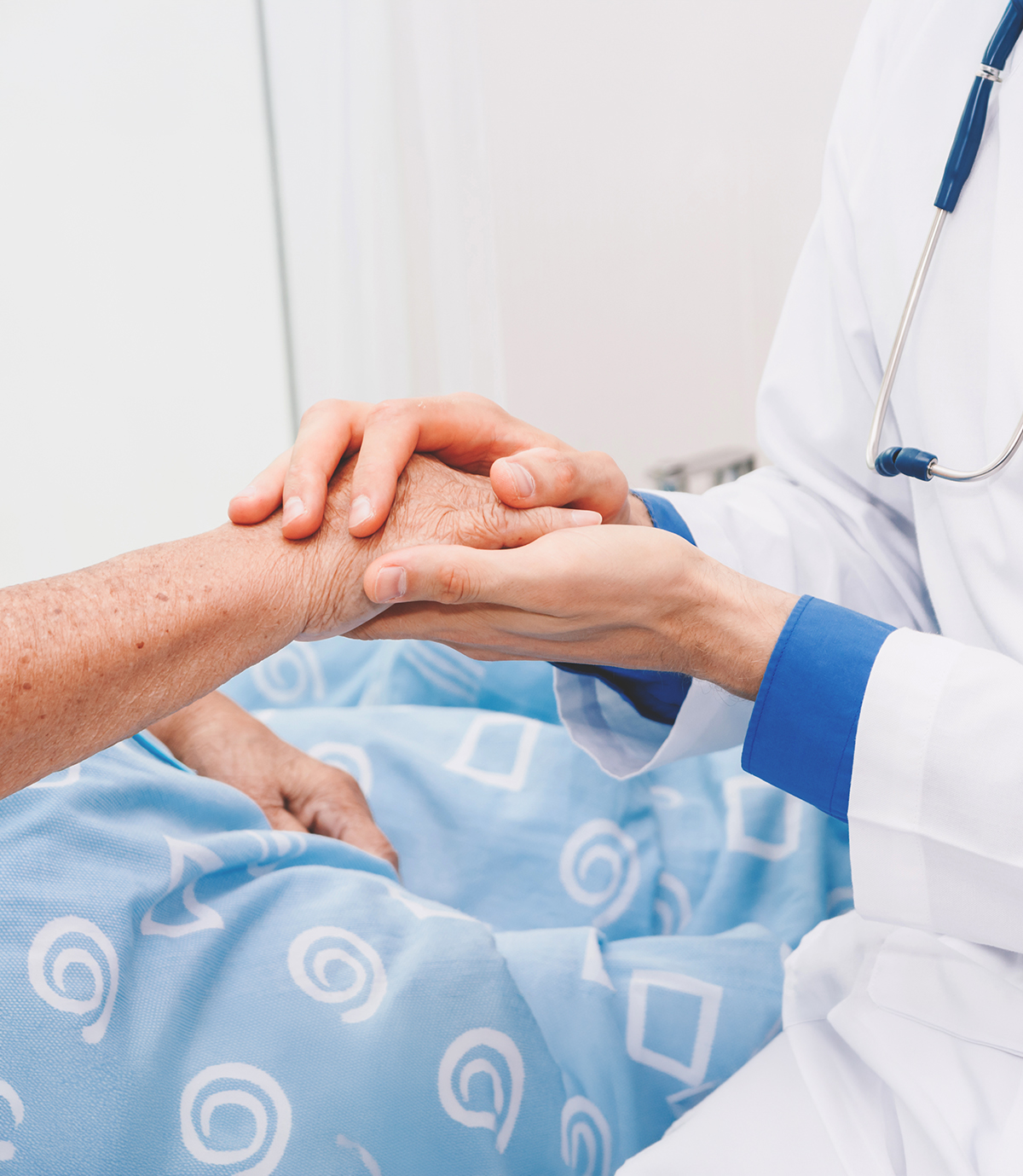 Asistentă medicală alături de o pacientă
