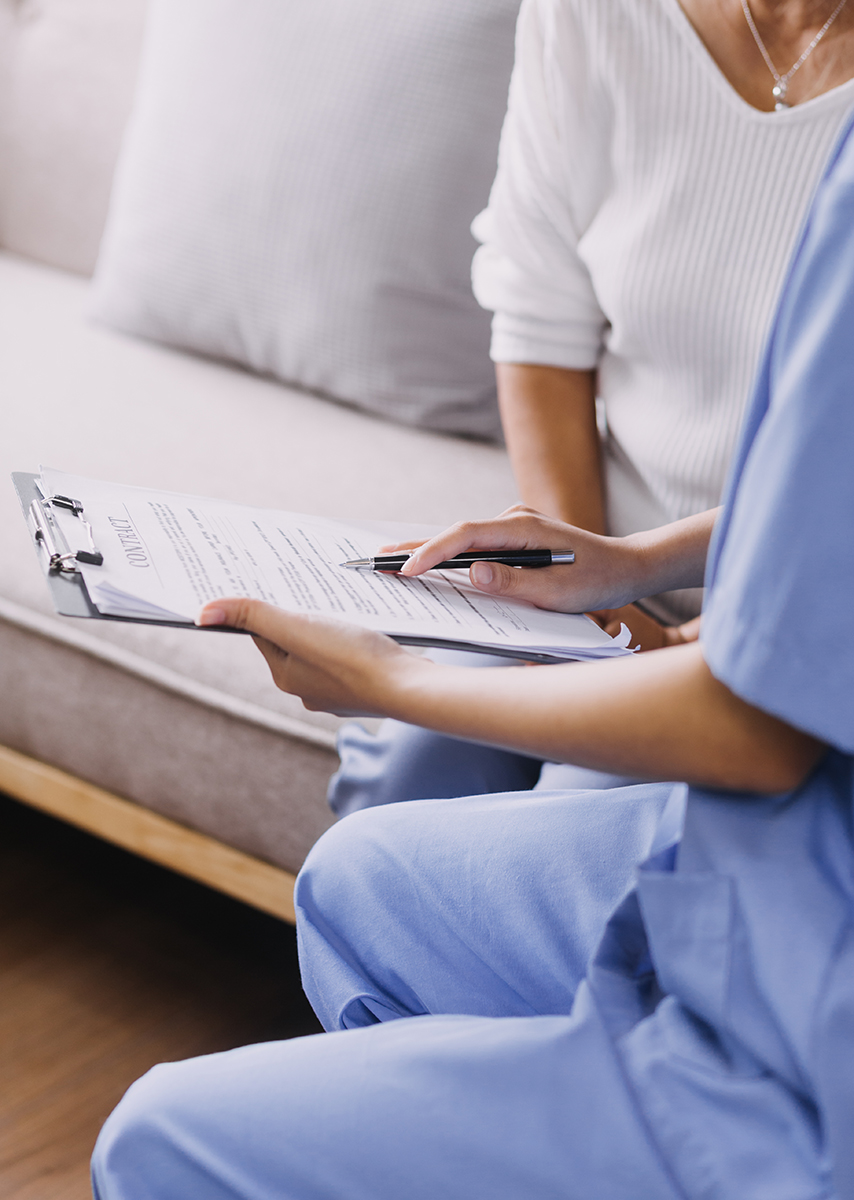 Asistentă medicală alături de o pacientă
